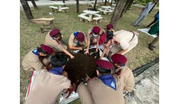 ลูกเสือ-–-เนตรนารีร่วมขยายพันธุ์ต้นฟีโลเดนดรอน-โรงเรียนดรุณากาญจนบุรี