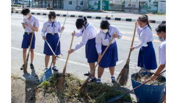 ลูกเสือ-เนตรนารี-นักเรียนชุมนุม-อย-น้อยร่วมกันบำเพ็ญประโยชน์