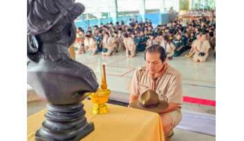 โรงเรียนดรุณากาญจนบุรี-จัดพิธีวางพวงมาลาและถวายราชสดุดี
