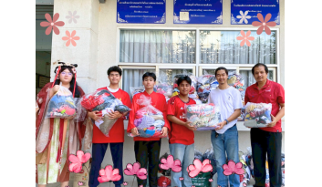 คณะกรรมการสภานักเรียนและชุมนุมอย-น้อย-บริจาคเสื้อผ้า